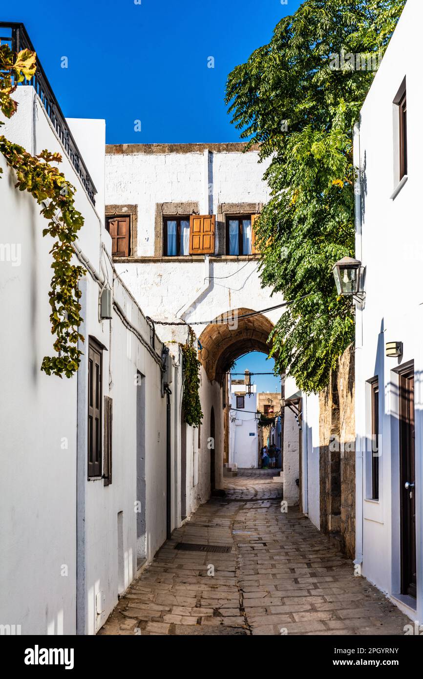 Kapitänshaus in den verwinkelten Straßen mit weißen Häusern, Lindos, Rhodos, Griechenland Stockfoto
