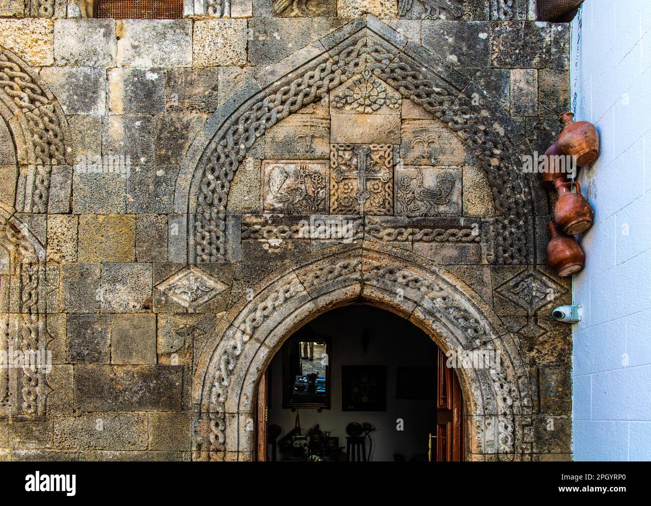 Kapitänshaus in den verwinkelten Straßen mit weißen Häusern, Lindos, Rhodos, Griechenland, Europa Stockfoto