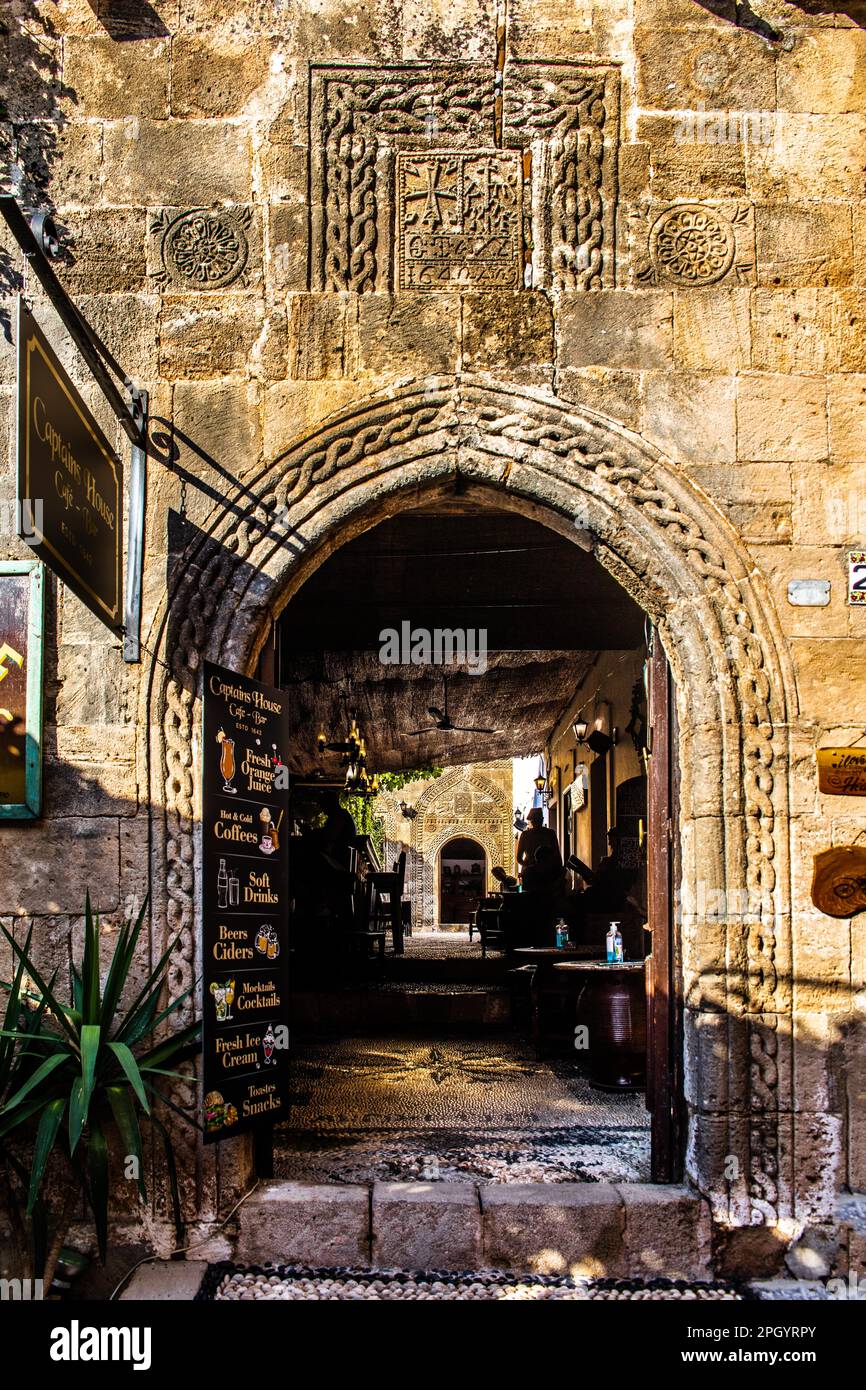 Ältestes Kapitänshaus in den verwinkelten Straßen mit weißen Häusern, Lindos, Rhodos, Griechenland Stockfoto