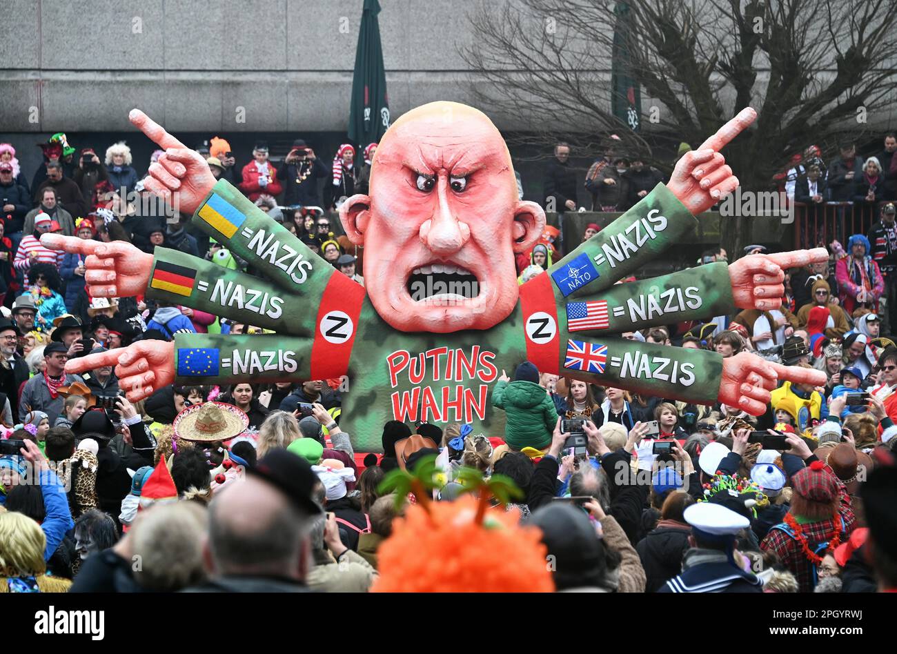 Themenwagen von Jaques Tilly: Putins-Aggressionskrieg in der Ukraine, Rosenmontagszug in Düsseldorf, Nordrhein-Westfalen Stockfoto