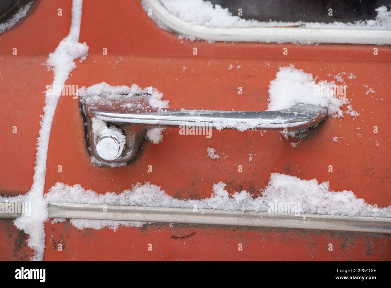 Der Türgriff eines alten Autos im Januar Stockfoto