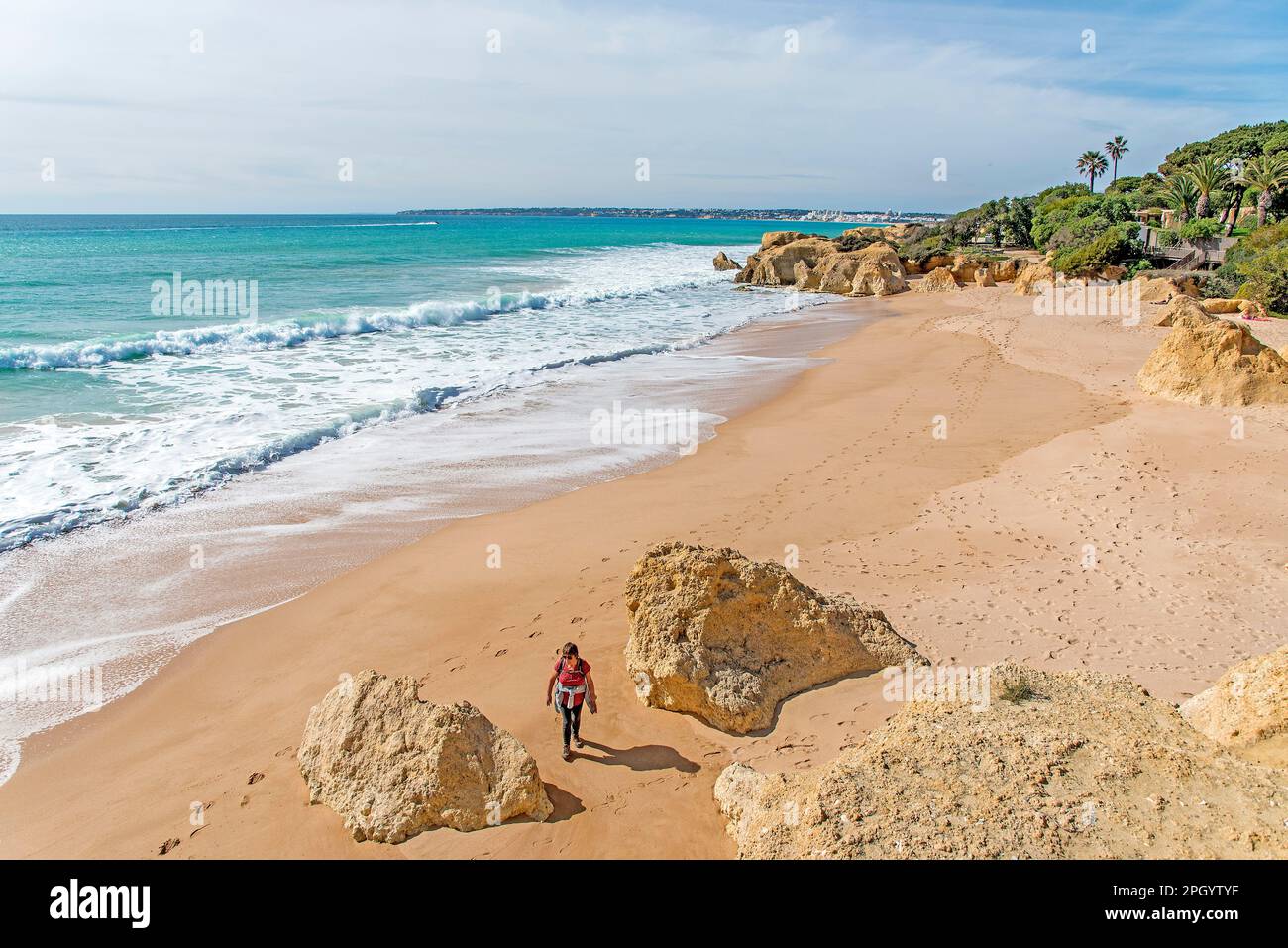 Einsame Figur auf dem unberührten Praia da Galé Strand in der Nähe von Albufeira, Algarve Portugalseascape Stockfoto
