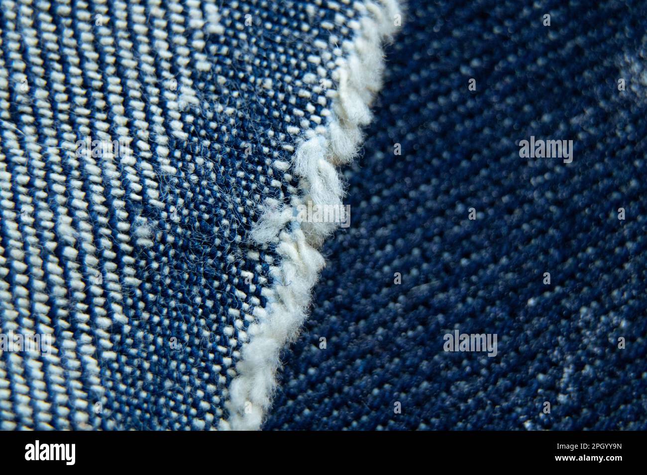 Blaues dunkles Denim-Material als Hintergrundfoto Stockfoto