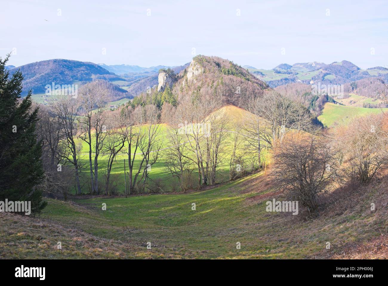 Landschaft im schweizer jura im Kanton basel, auf einer der schönsten Wanderungen in der Region zwischen dem 'Belchenflue und Lauchflue'. Stockfoto