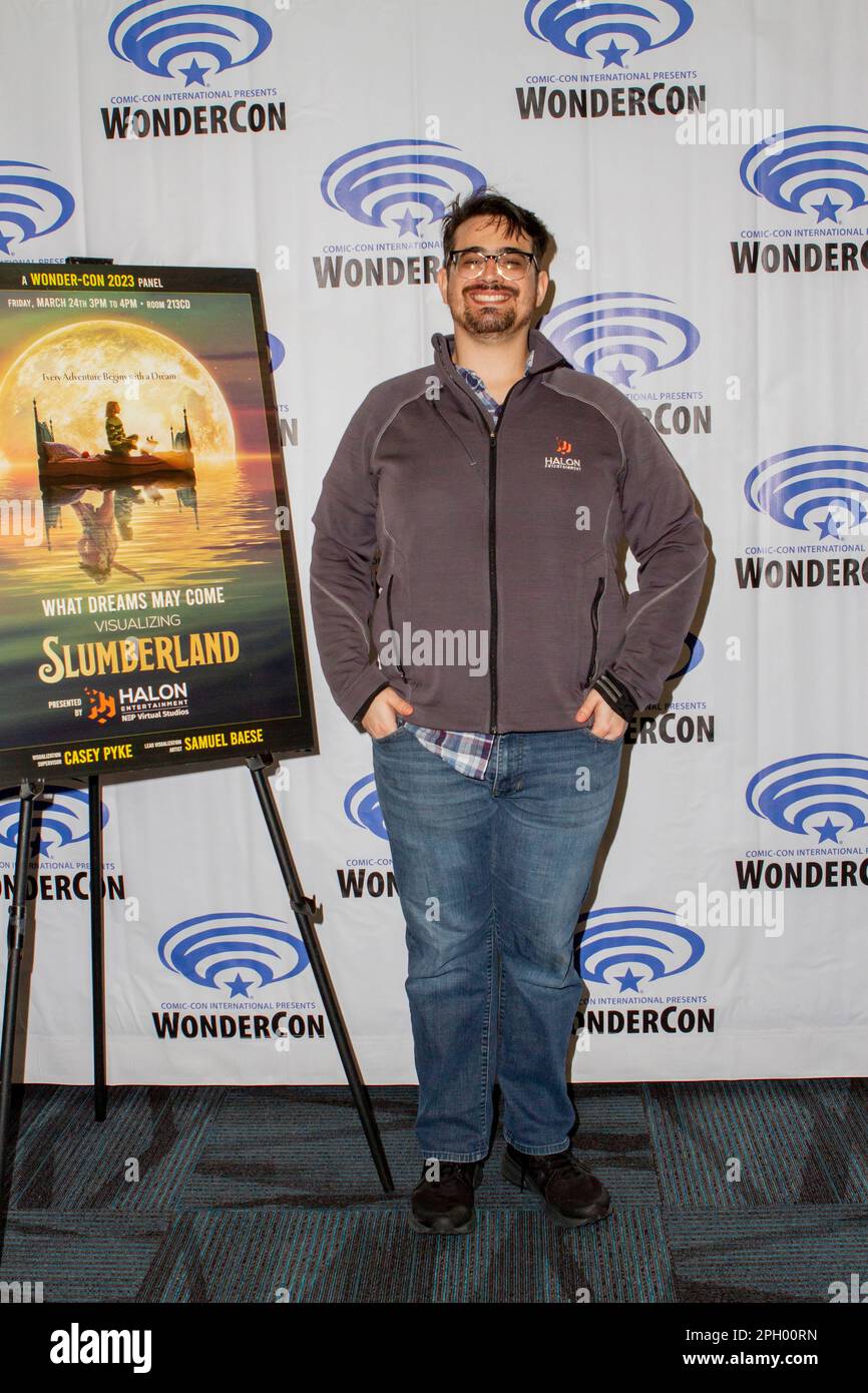 Samuel Baese, Lead Visualization Artist für Halon Entertainment, trifft auf der WonderCon Convention 2023 im Pressesaal für „Slumberland“ ein Stockfoto