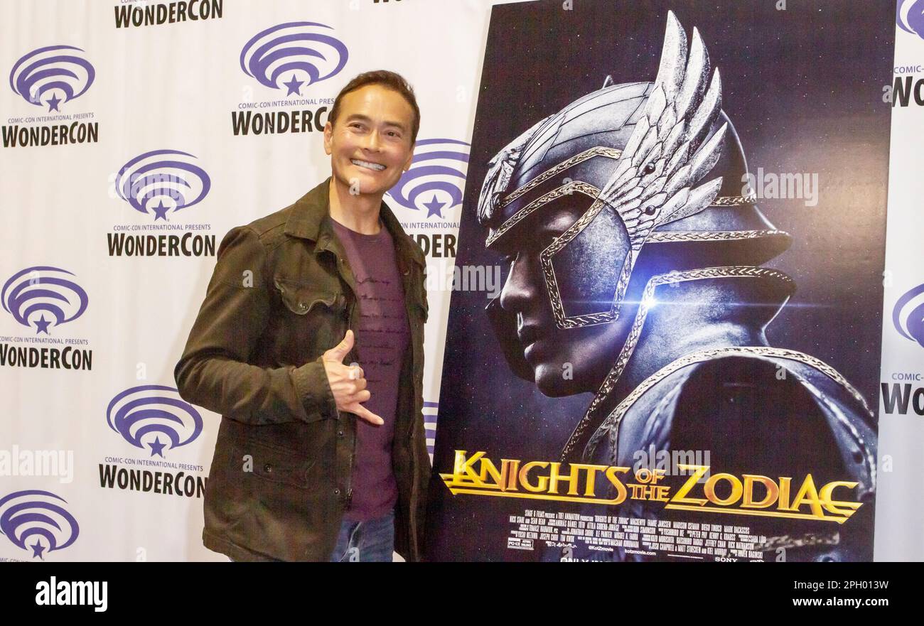 Mark Dacascos bei einem Fan, der am März während der WonderCon-Tagung 2023 im Anaheim Convention Center, Anaheim, CA, für „Kights of the Zodiac“ signiert Stockfoto