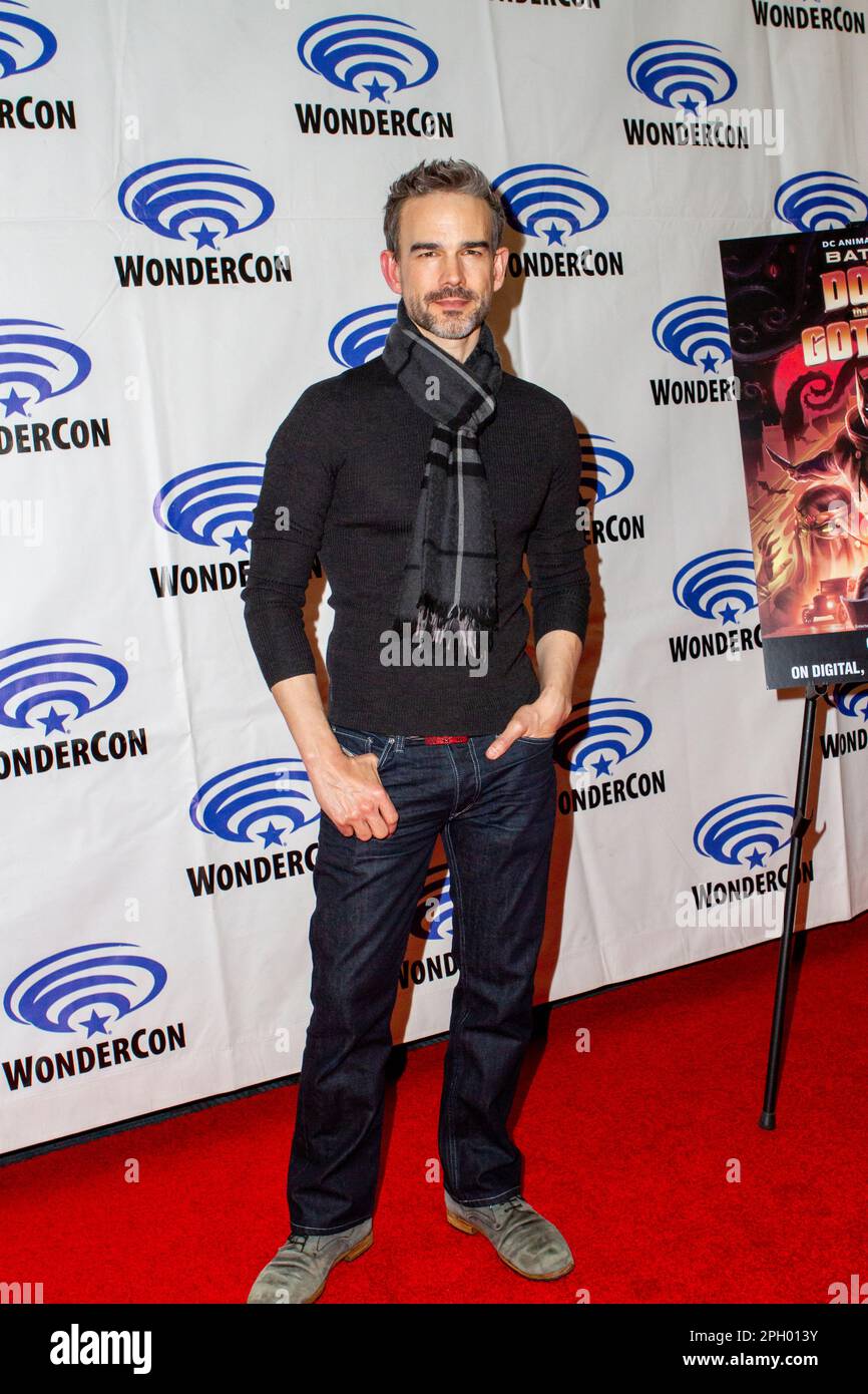 Christopher Gorham kommt im Pressesaal für "Batman: The Doom That Coming to Gotham" während der WonderCon-Konferenz 2023 in Anaheim, Kalifornien, am Freitag, Stockfoto