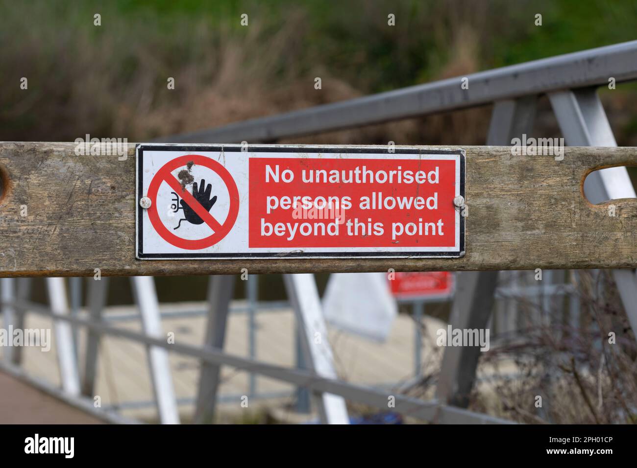 Ein Schild „Keine Personen erlaubt“ an einer Holzbar Stockfoto