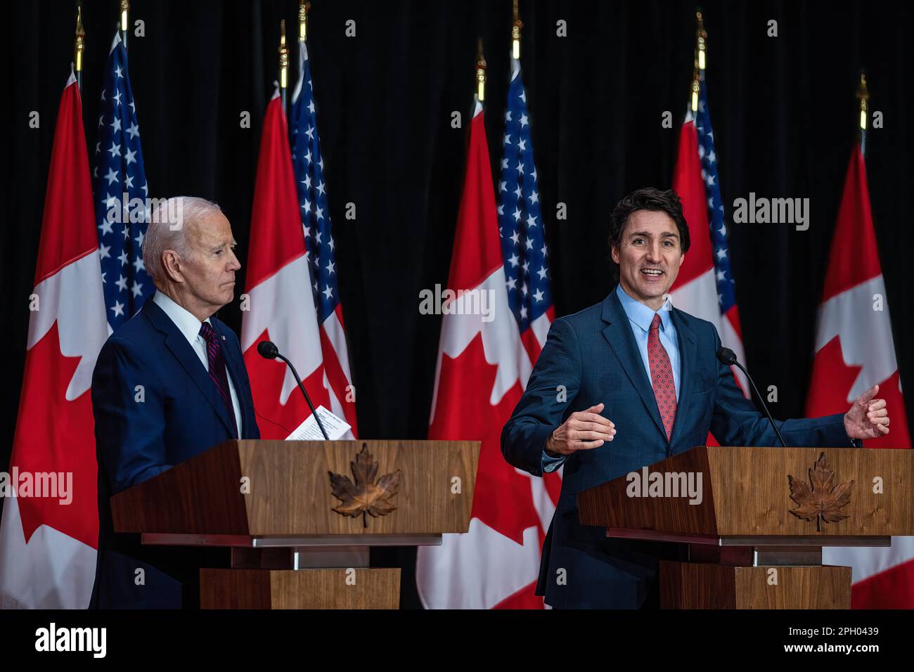 Ottawa, Kanada. 24. März 2023. Der kanadische Premierminister Justin Trudeau spricht während einer gemeinsamen Pressekonferenz mit den USA Präsident Joe Biden im Sir John A. Macdonald Gebäude in Ottawa. Dies ist der erste offizielle Besuch des amerikanischen Präsidenten in Kanada seit seiner Präsidentschaftswahl. Obwohl Besuche zwischen gewählten Präsidenten und dem alliierten Land typischerweise früher stattfinden, verzögerte sich Bidens Eröffnungsbesuch im nördlichen Nachbarn aufgrund von COVID-19-Reisebeschränkungen. Kredit: SOPA Images Limited/Alamy Live News Stockfoto