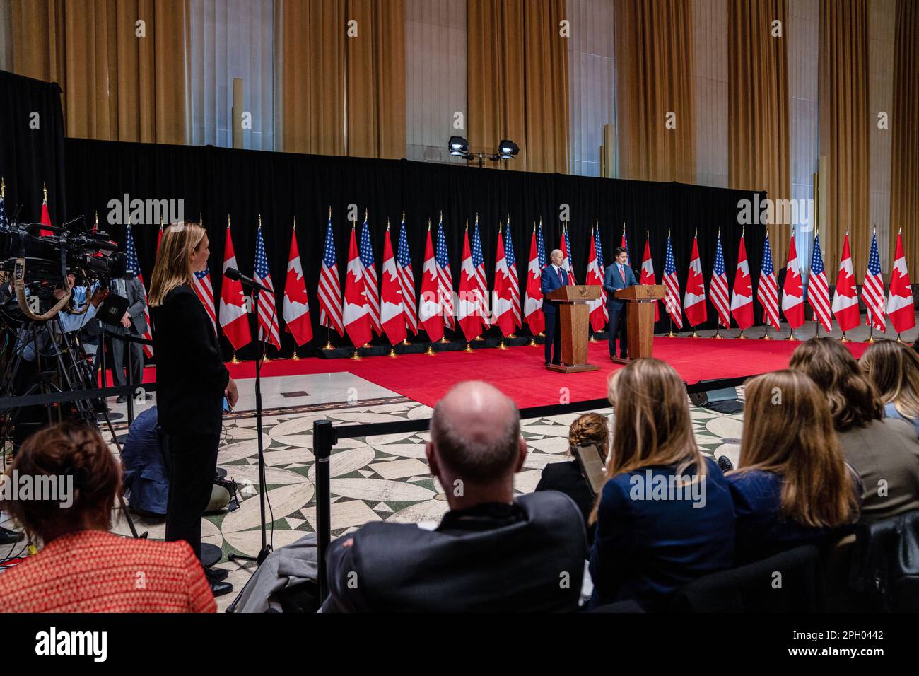 Ottawa, Kanada. 24. März 2023. USA Präsident Joe Biden spricht auf einer gemeinsamen Pressekonferenz mit dem kanadischen Premierminister Justin Trudeau im Sir John A. Macdonald Building in Ottawa. Dies ist der erste offizielle Besuch des amerikanischen Präsidenten in Kanada seit seiner Präsidentschaftswahl. Obwohl Besuche zwischen gewählten Präsidenten und dem alliierten Land typischerweise früher stattfinden, verzögerte sich Bidens Eröffnungsbesuch im nördlichen Nachbarn aufgrund von COVID-19-Reisebeschränkungen. Kredit: SOPA Images Limited/Alamy Live News Stockfoto