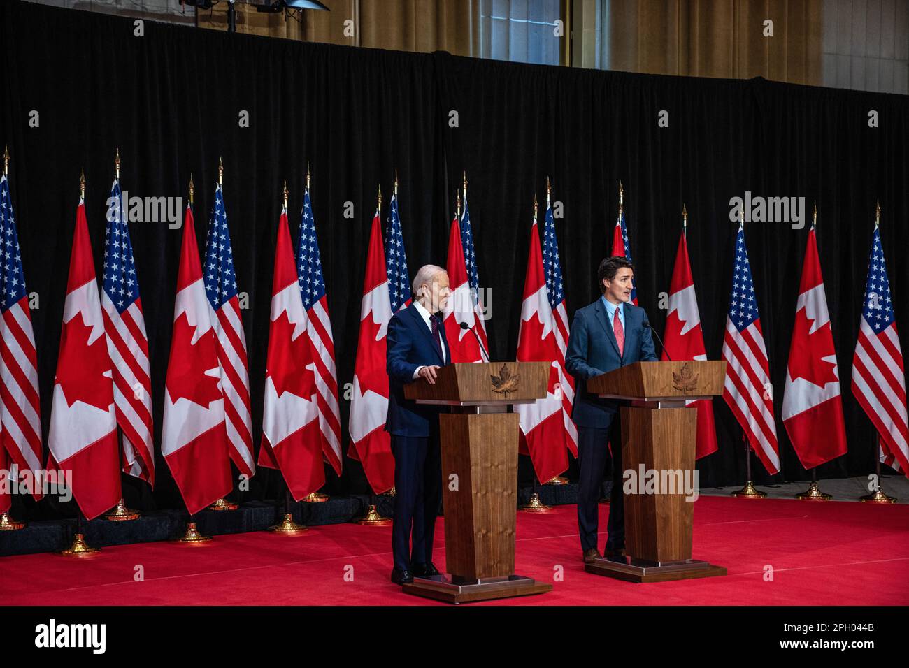 Ottawa, Kanada. 24. März 2023. USA Präsident Joe Biden spricht auf einer gemeinsamen Pressekonferenz mit dem kanadischen Premierminister Justin Trudeau im Sir John A. Macdonald Building in Ottawa. Dies ist der erste offizielle Besuch des amerikanischen Präsidenten in Kanada seit seiner Präsidentschaftswahl. Obwohl Besuche zwischen gewählten Präsidenten und dem alliierten Land typischerweise früher stattfinden, verzögerte sich Bidens Eröffnungsbesuch im nördlichen Nachbarn aufgrund von COVID-19-Reisebeschränkungen. Kredit: SOPA Images Limited/Alamy Live News Stockfoto