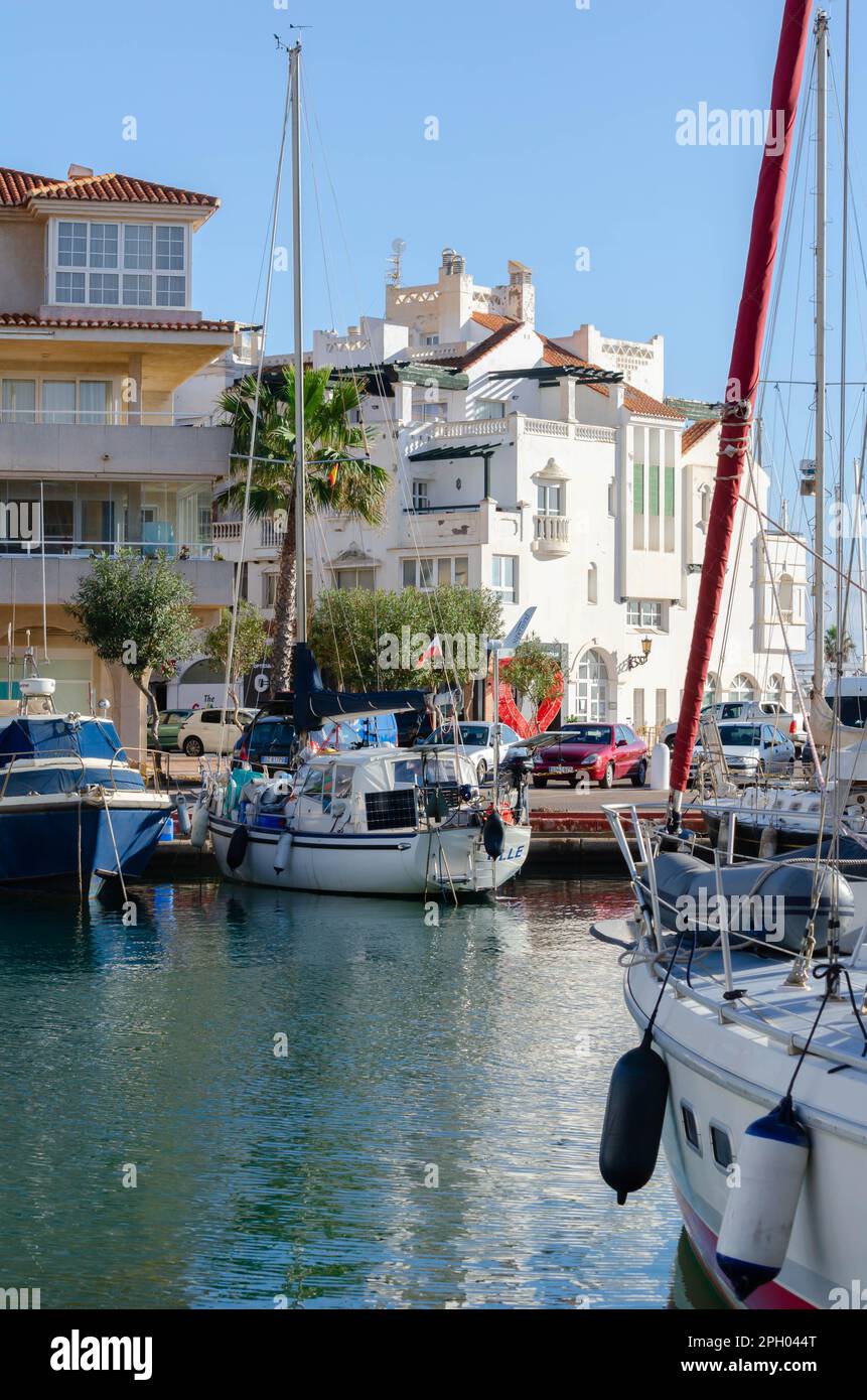 ALMERIMAR, SPANIEN - 19. DEZEMBER 2022 einer der größten Freizeithäfen an der Küste von Almeria, mit der notwendigen Infrastruktur und idealem Wetter CO Stockfoto