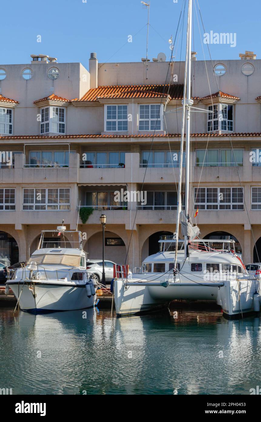 ALMERIMAR, SPANIEN - 19. DEZEMBER 2022 einer der größten Freizeithäfen an der Küste von Almeria, mit der notwendigen Infrastruktur und idealem Wetter CO Stockfoto