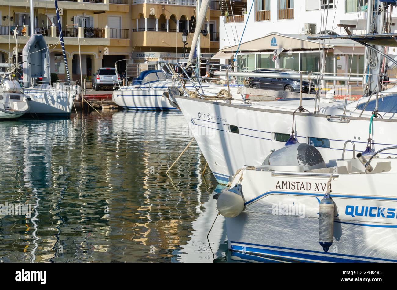 ALMERIMAR, SPANIEN - 19. DEZEMBER 2022 einer der größten Freizeithäfen an der Küste von Almeria, mit der notwendigen Infrastruktur und idealem Wetter CO Stockfoto