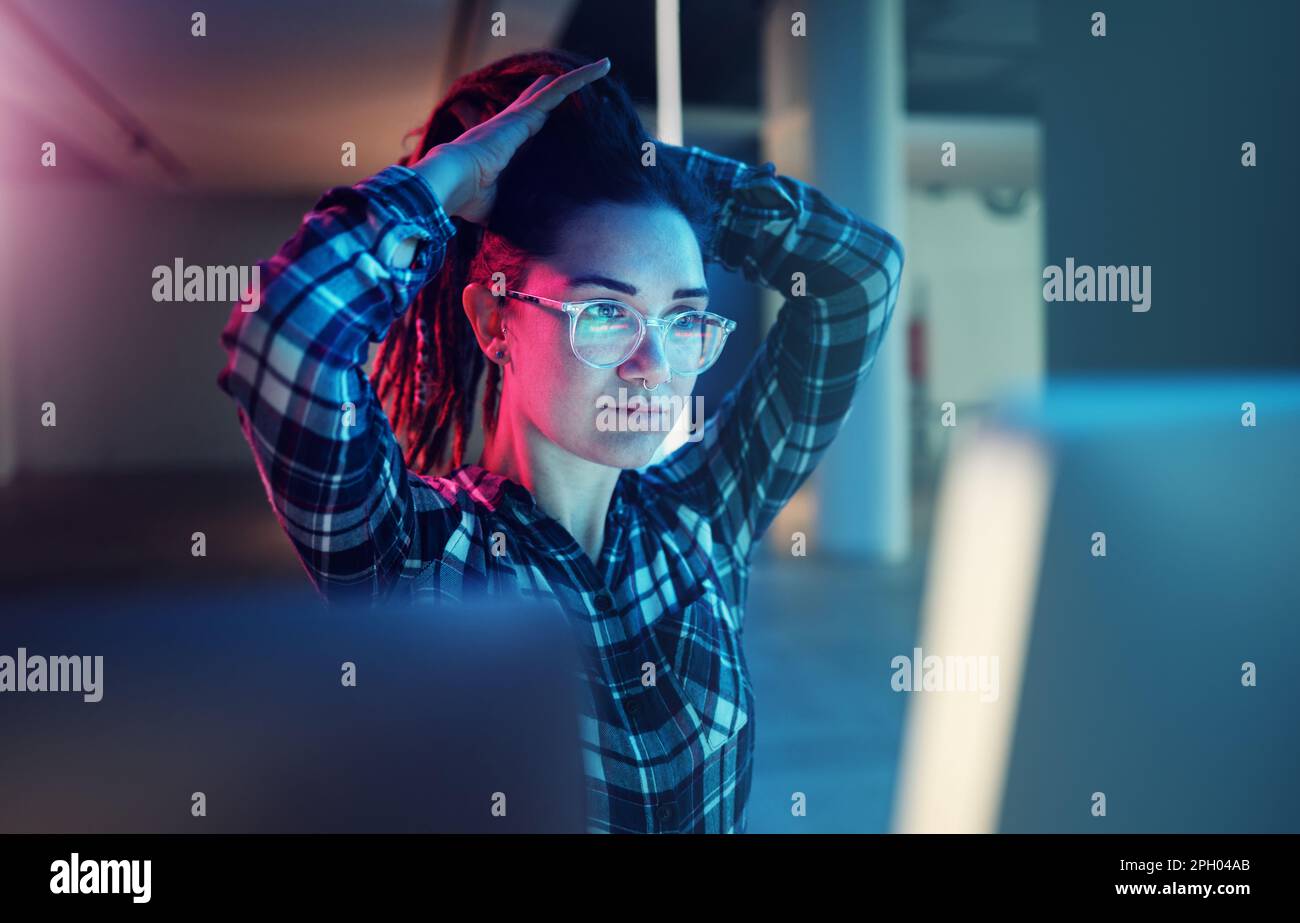 Cybersicherheit, Passwörter und weibliche Hacker bereiten sich auf Phishing vor, während sie nachts an einem Computer arbeiten. Datenbank, Malware und Ransomware mit einem Stockfoto