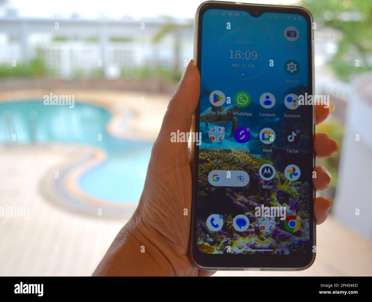 Telefon mit Bildschirmsymbolen in der Hand. Stockfoto