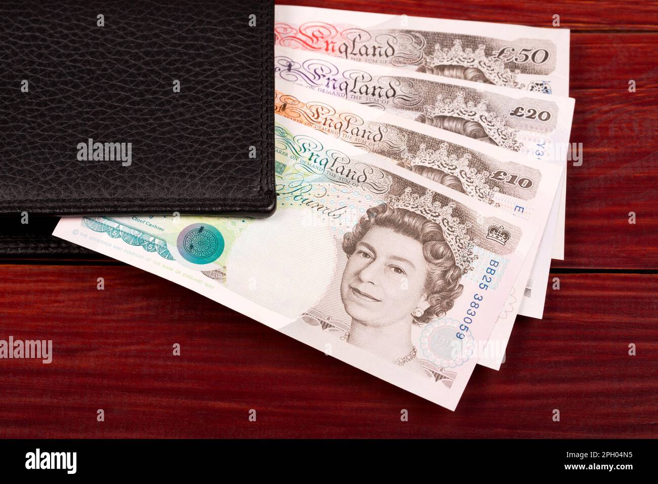 Englisches Geld, Pfund, ältere Serie in der schwarzen Brieftasche Stockfoto