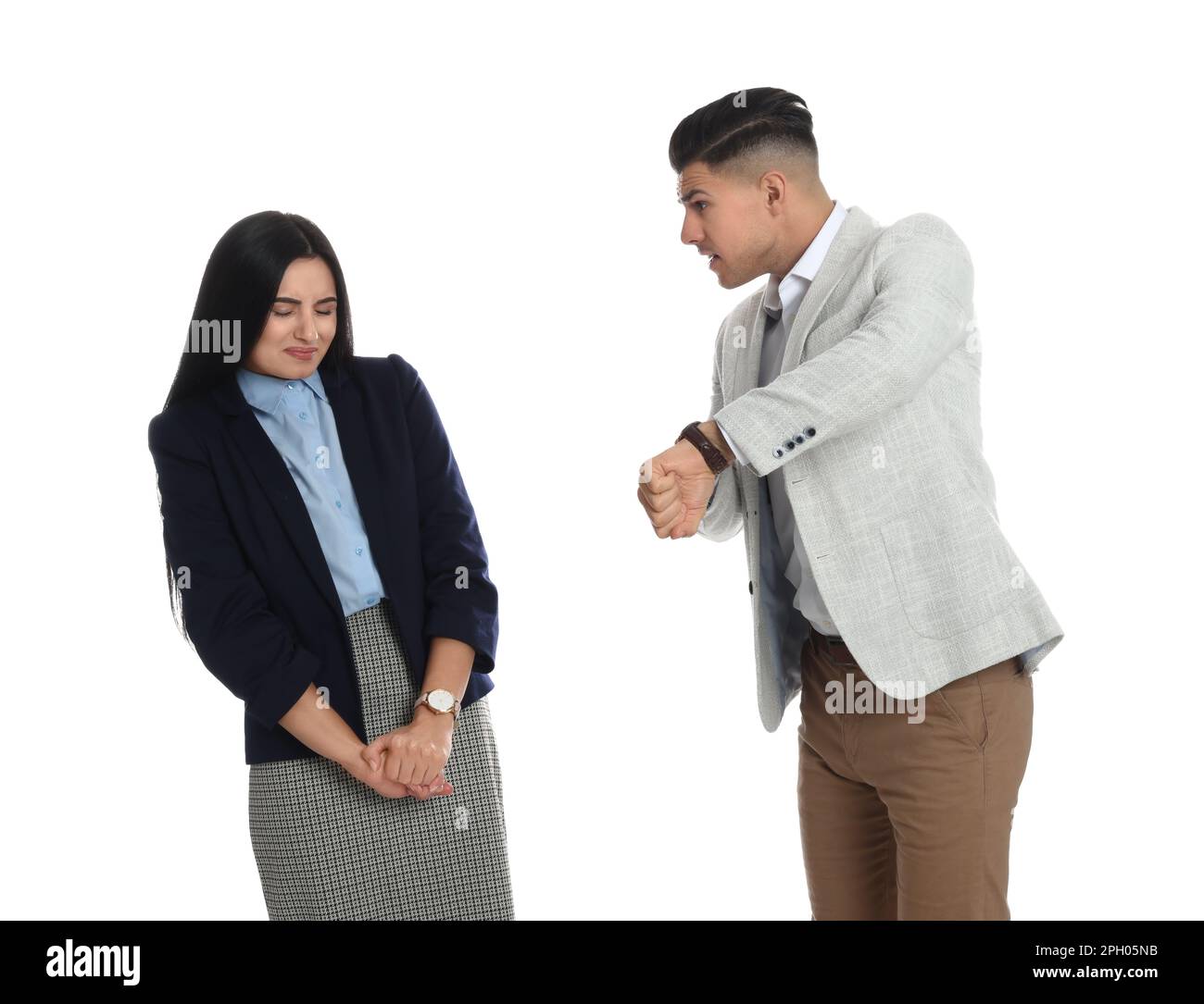 Geschäftsmann zeigt auf Armbanduhr und schimpft Angestellter, weil er vor weißem Hintergrund zu spät kommt Stockfoto