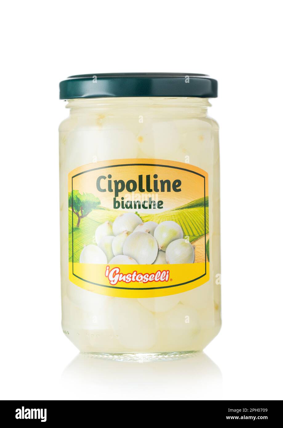 LONDON, Vereinigtes Königreich - 12. MÄRZ 2023: Cipolline Bianche kleine weiße marinierte Zwiebeln in einem Glas auf Weiß. Stockfoto