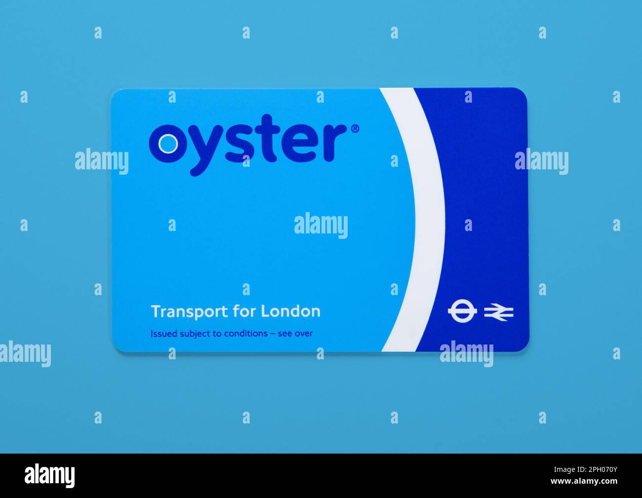 LONDON, UK - 12. NOVEMBER 2022: Oyster Card auf blauem Hintergrund. Zugfahrkarte für london. Draufsicht. Stockfoto