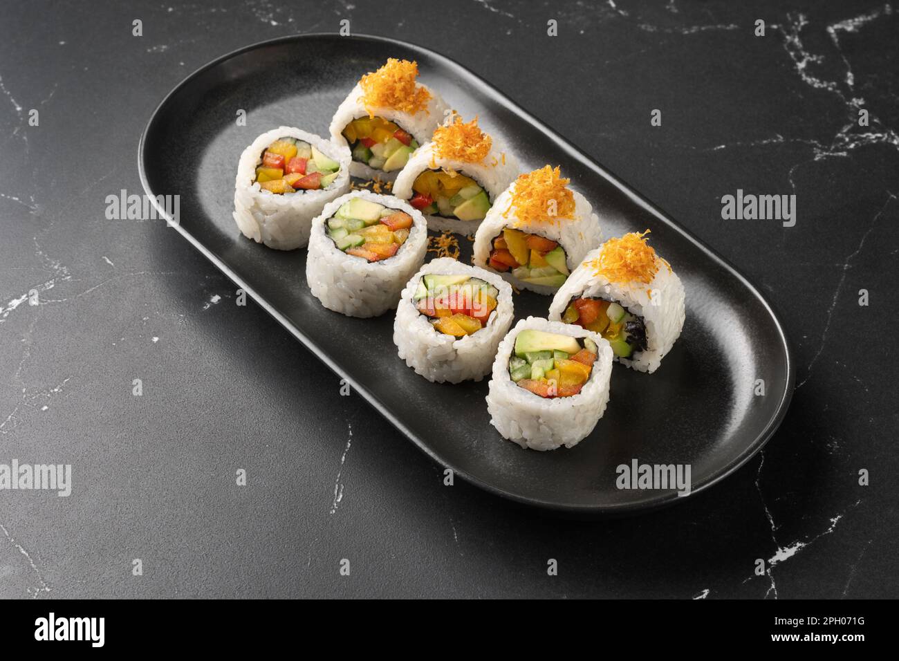 Veganes Futomaki mit Zucchini, Selleriestangen, Karotten, Rotkohl, roter Paprika. Stockfoto