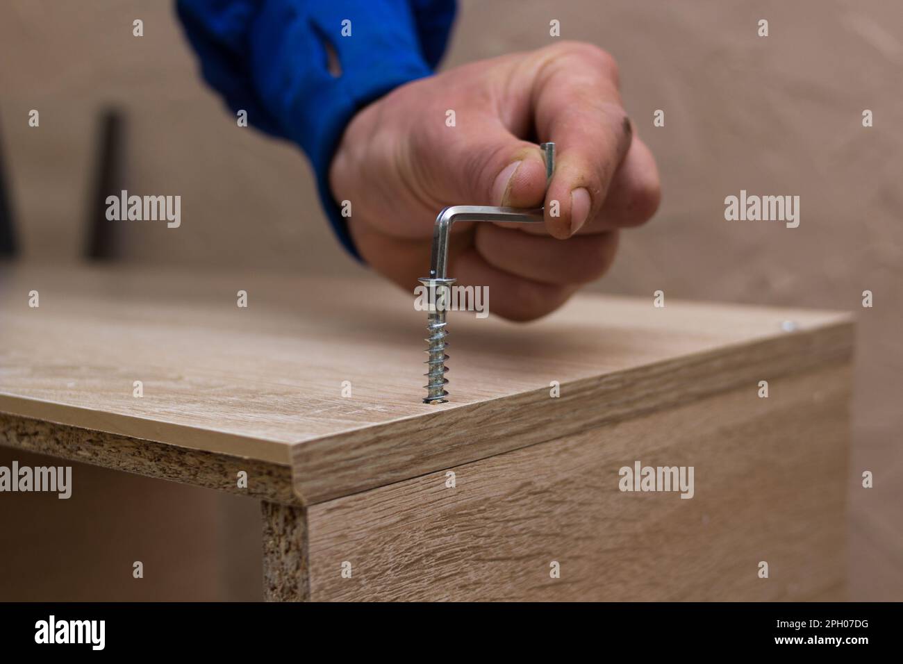 Der Mann selbst sammelt Möbelpakete mit Sechskantschlüssel Stockfoto