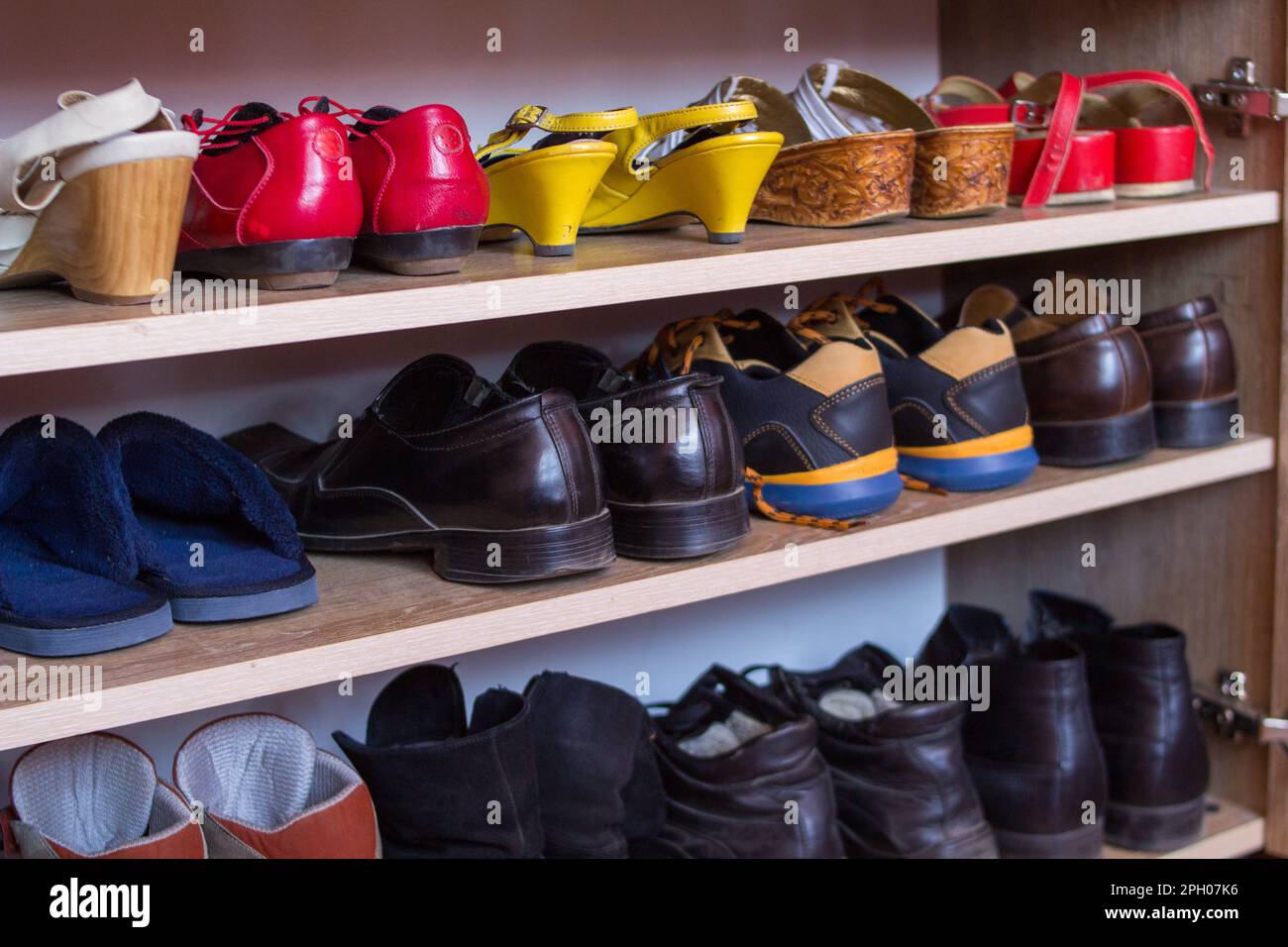 Kleiderschrank mit Schuhregalen im Haus Stockfoto