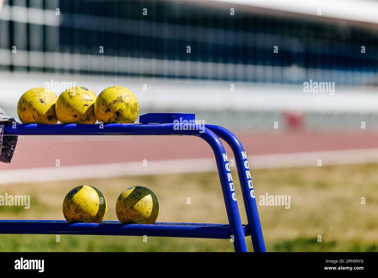 Mondo hat ein Putting-Rack, Leichtathletikveranstaltungen, Sportausrüstung Stockfoto