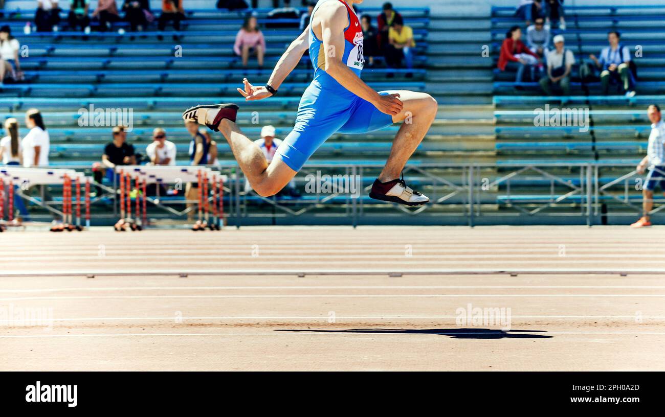 Männlicher Sportler tripl Jump Athletics-Wettbewerb, Adidas Jump Spikes und Nike Clothet Team Russland, sportliches Editorial Foto Stockfoto