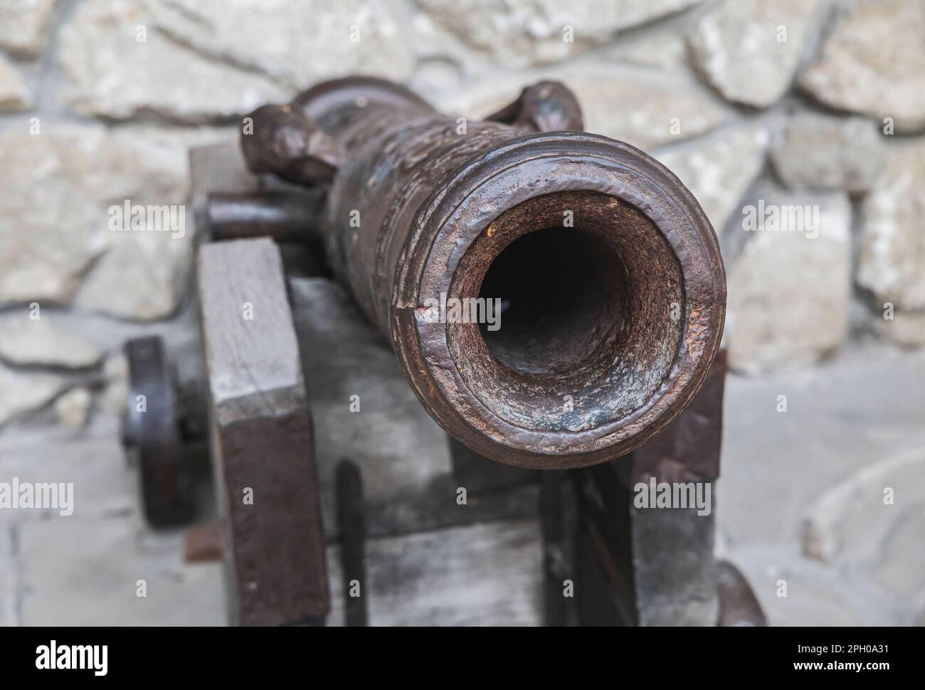 Mittelalterliche Kanone in einem alten verlassenen Schloss Stockfoto