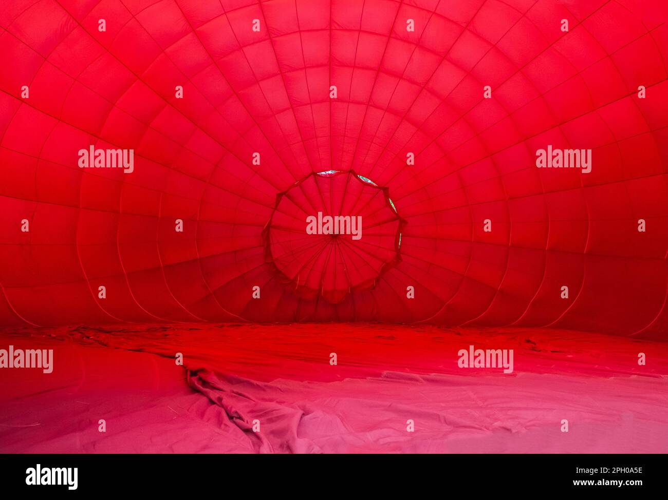 Blick auf den abgehenden Heißluftballon von innen Stockfoto
