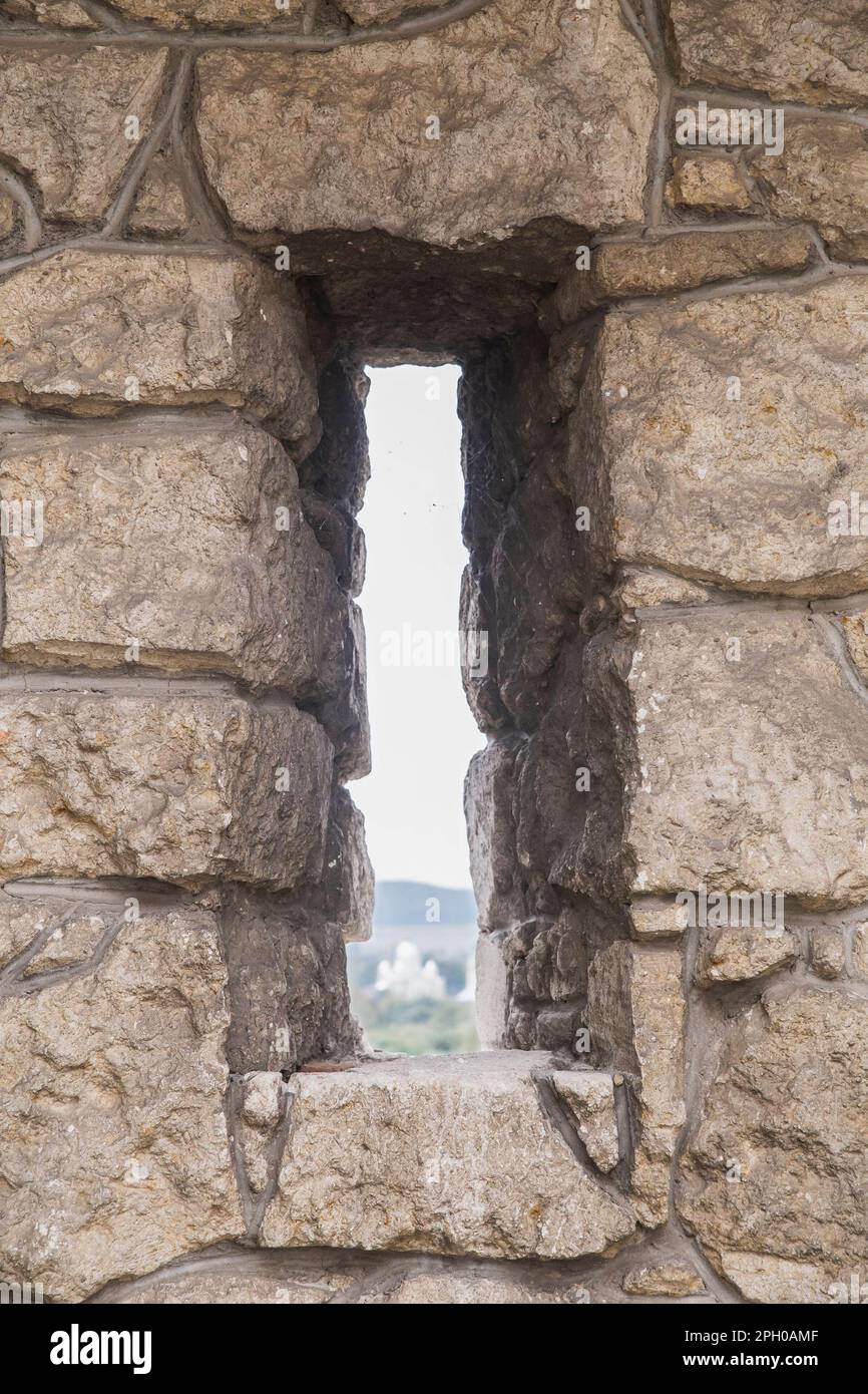 Fensterembrasur in einer alten verlassenen Festung Stockfoto