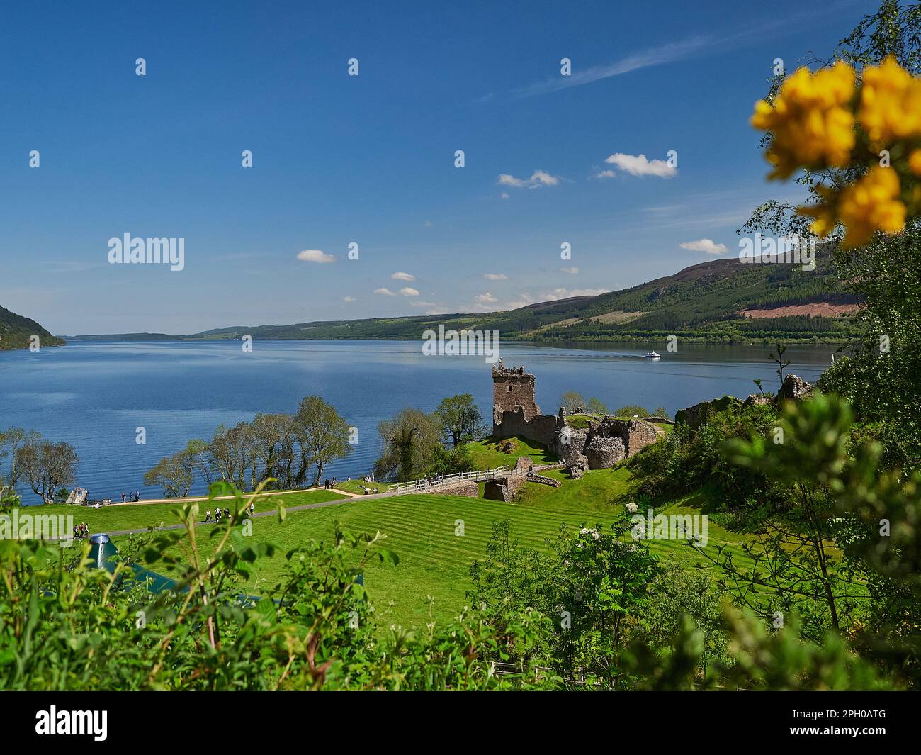 Drumnadrochit, Schottland - 05 23 2018: Urquhart Castle am Ufer von Loch Ness, Schottland an einem klaren, sonnigen Tag mit blauem Himmel. Stockfoto