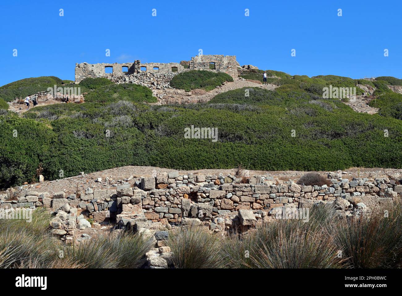 Vai, Griechenland - 12. Oktober 2022: Nicht identifizierte Touristen bei Besichtigung der Ruinen des antiken Itanos im Nordosten von Kreta Stockfoto