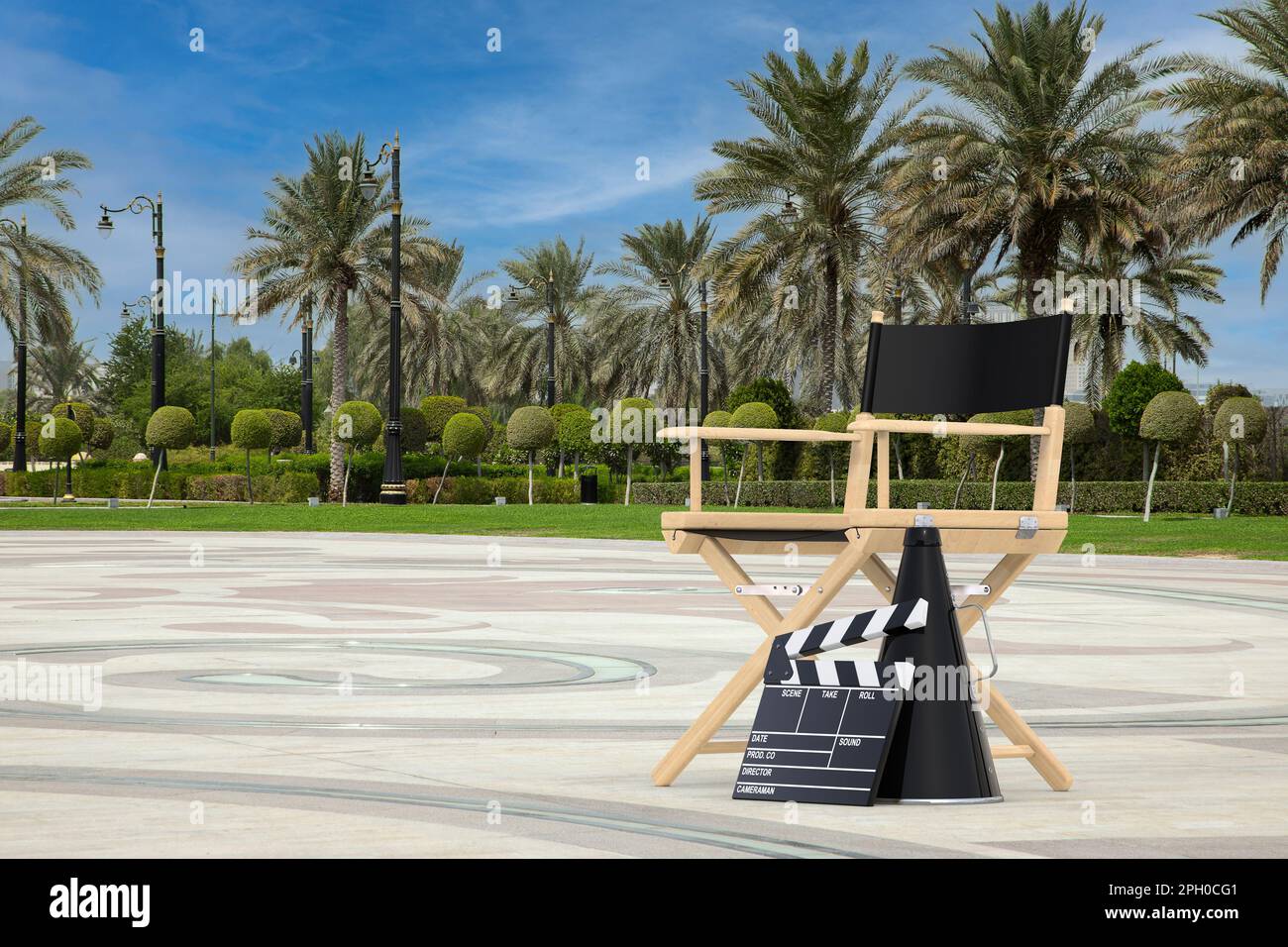 Regisseurstuhl, Film Clapper und Megaphone auf einer leeren City Street mit Palmen, extreme Nahaufnahme. 3D-Rendering Stockfoto