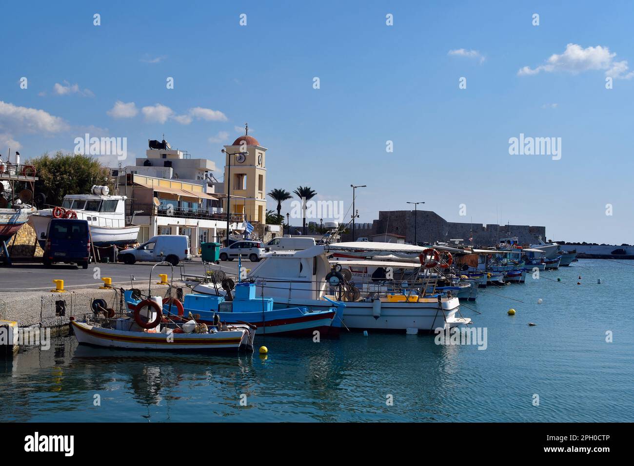 Ierapatra, Kreta, Griechenland - 12. Oktober 2022: Fischerboote und Gebäude im Hafen von Europas südlichster Stadt am Libyschen Meer mit dem alten Vene Stockfoto