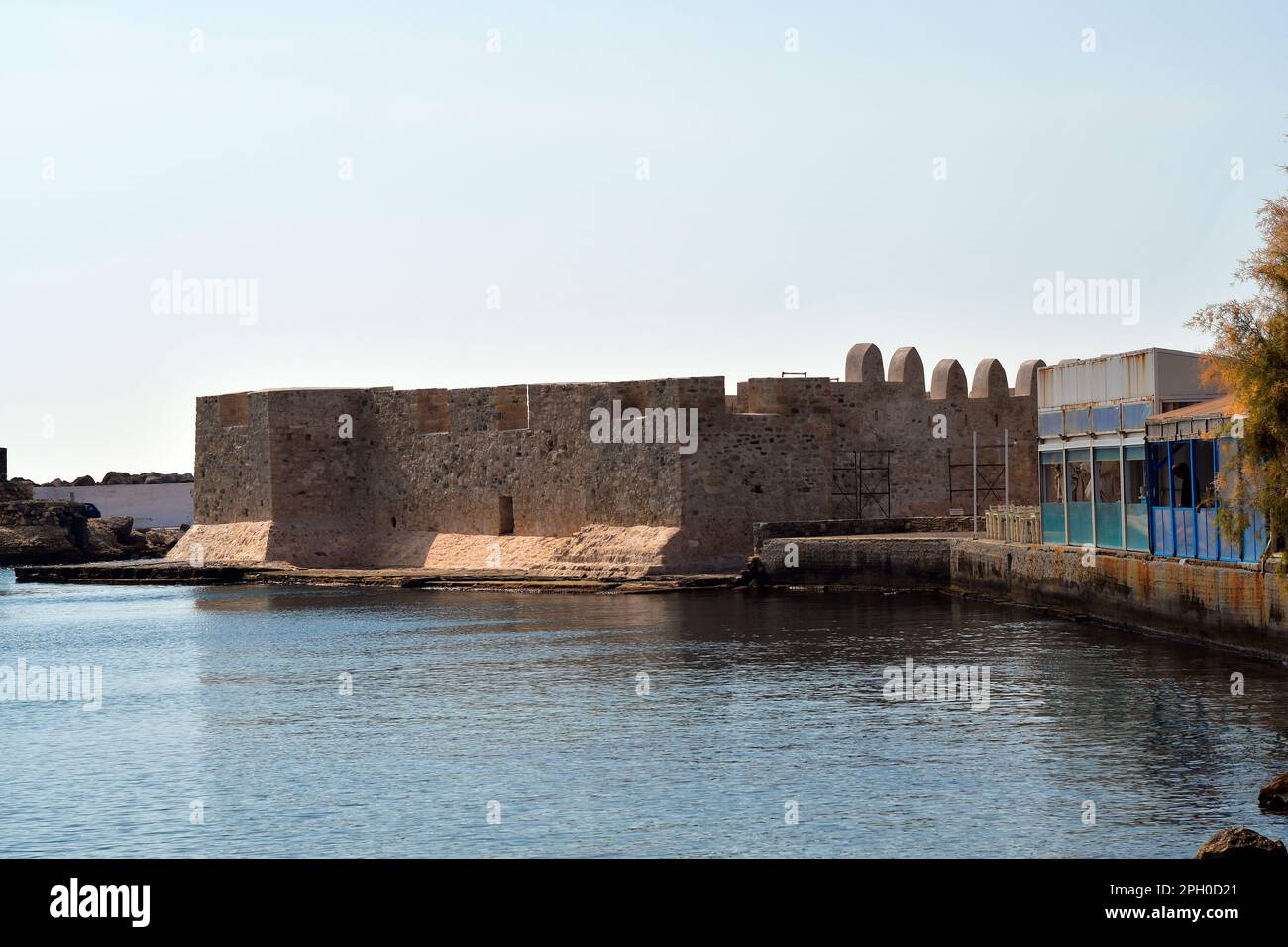 Ierapatra, Kreta, Griechenland - 12. Oktober 2022: Alte venezianische Festung Kales in Europas südlichster Stadt am Libyschen Meer Stockfoto