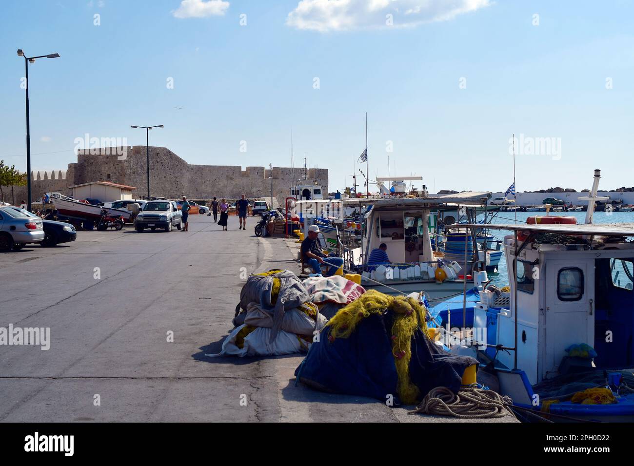 Ierapatra, Kreta, Griechenland - 12. Oktober 2022: Unbekannte Personen und Fischerboote im Yachthafen der südlichsten Stadt Europas am Libyschen Meer Stockfoto