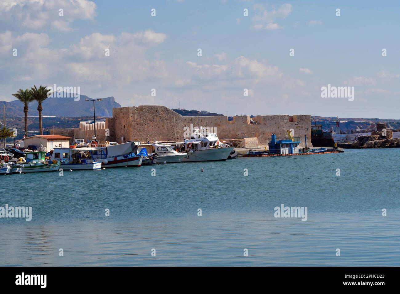 Ierapatra, Kreta, Griechenland - 12. Oktober 2022: Stadtbild mit Promenade am Yachthafen und venezianische Festung in Europas südlichster Stadt auf Libyen Stockfoto