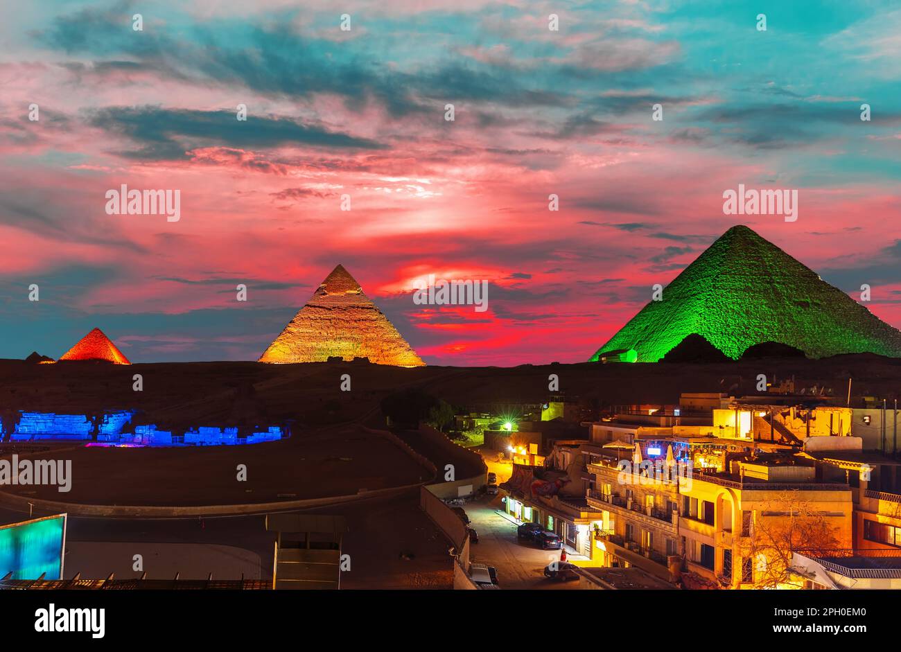 Der große Pyramidenkomplex wurde bei Nacht beleuchtet, Gizeh, Ägypten Stockfoto