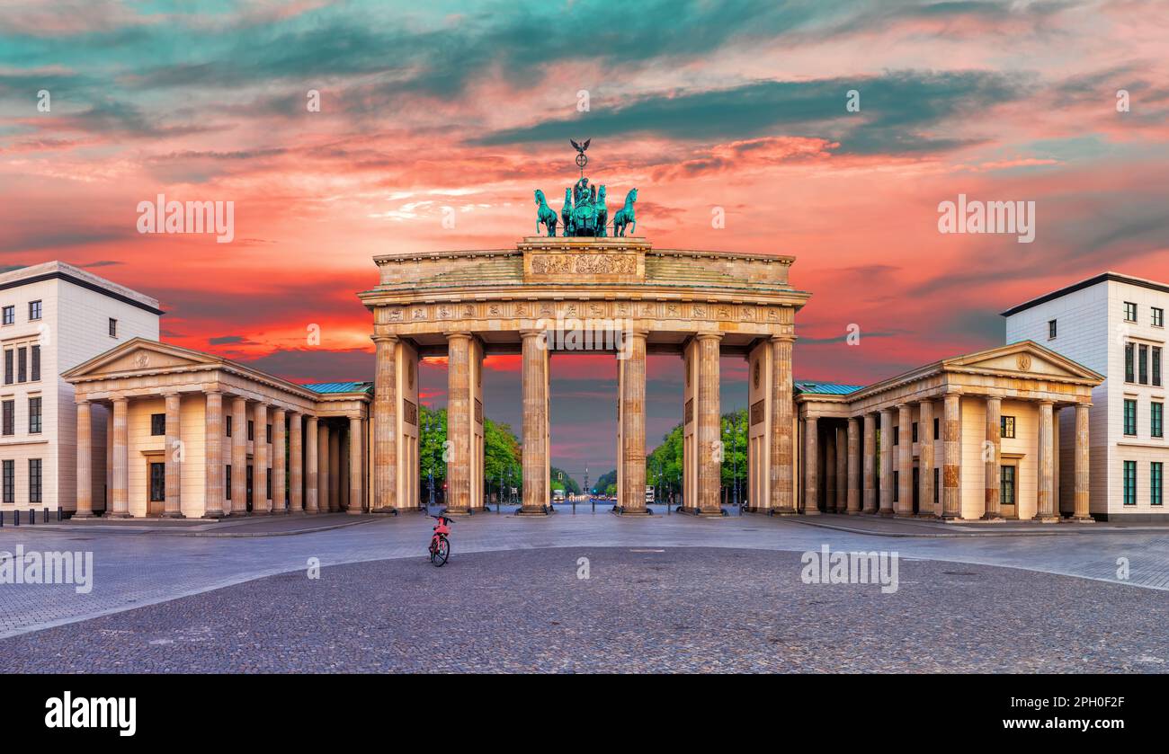 Berühmtes Panorama des Brandenburger Tors oder Brandenburger Tor bei Sonnenaufgang, Berlin Stockfoto