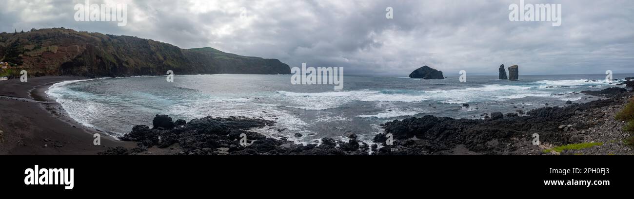 Mosteiros Beach auf der Insel Sao Miguel auf den Azoren. Felsformation in Küstenlandschaft Stockfoto Mosteiros Beach auf der Insel Sao Miguel auf den Azoren. Felsformation in Küstenlandschaft Stockfoto