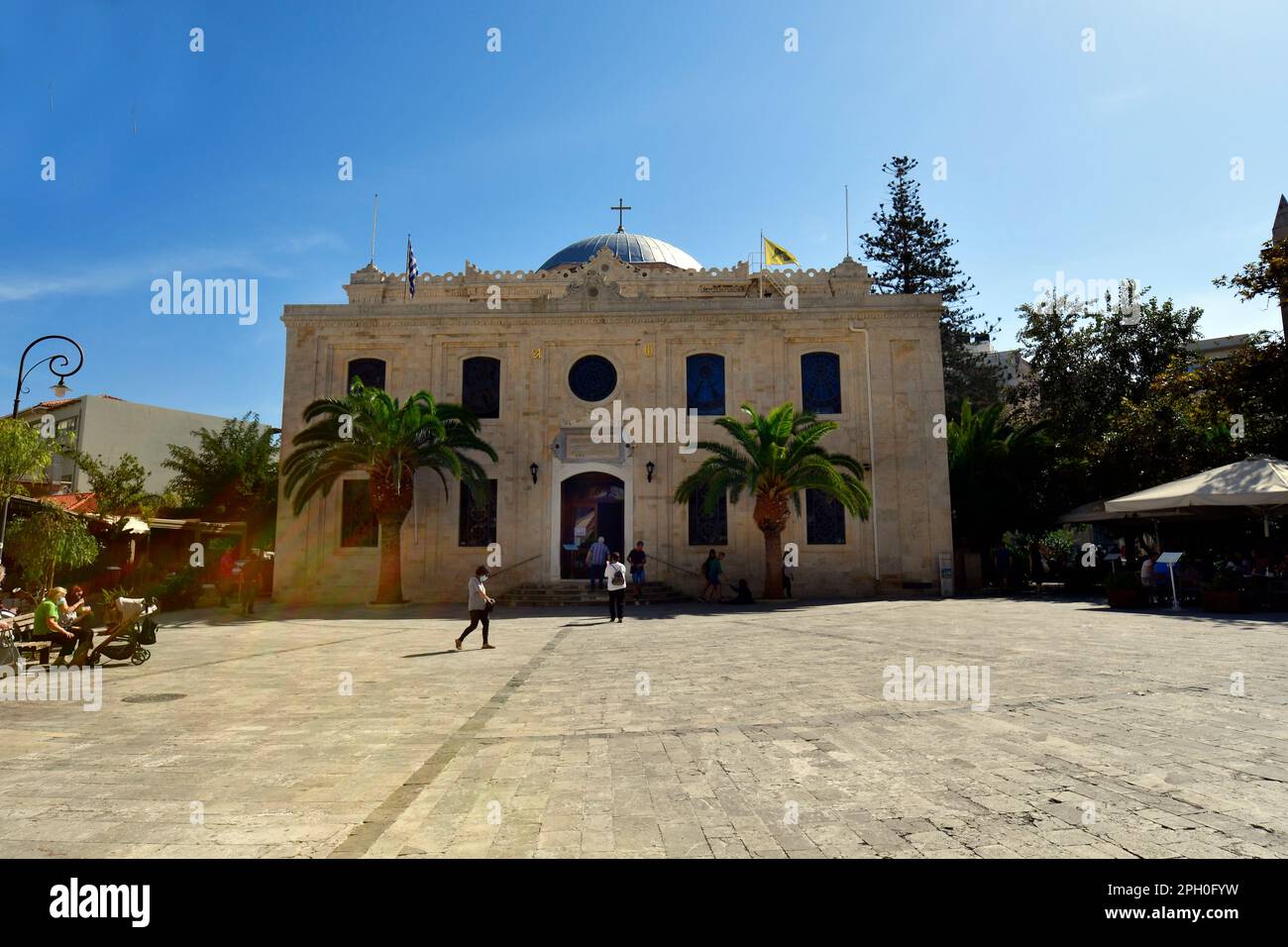 Iraklio, Griechenland - 14. Oktober 2022: Nicht identifizierte Touristen durch Besichtigung der Kirche Agios Titos, dem ersten Bischof von Kreta Stockfoto