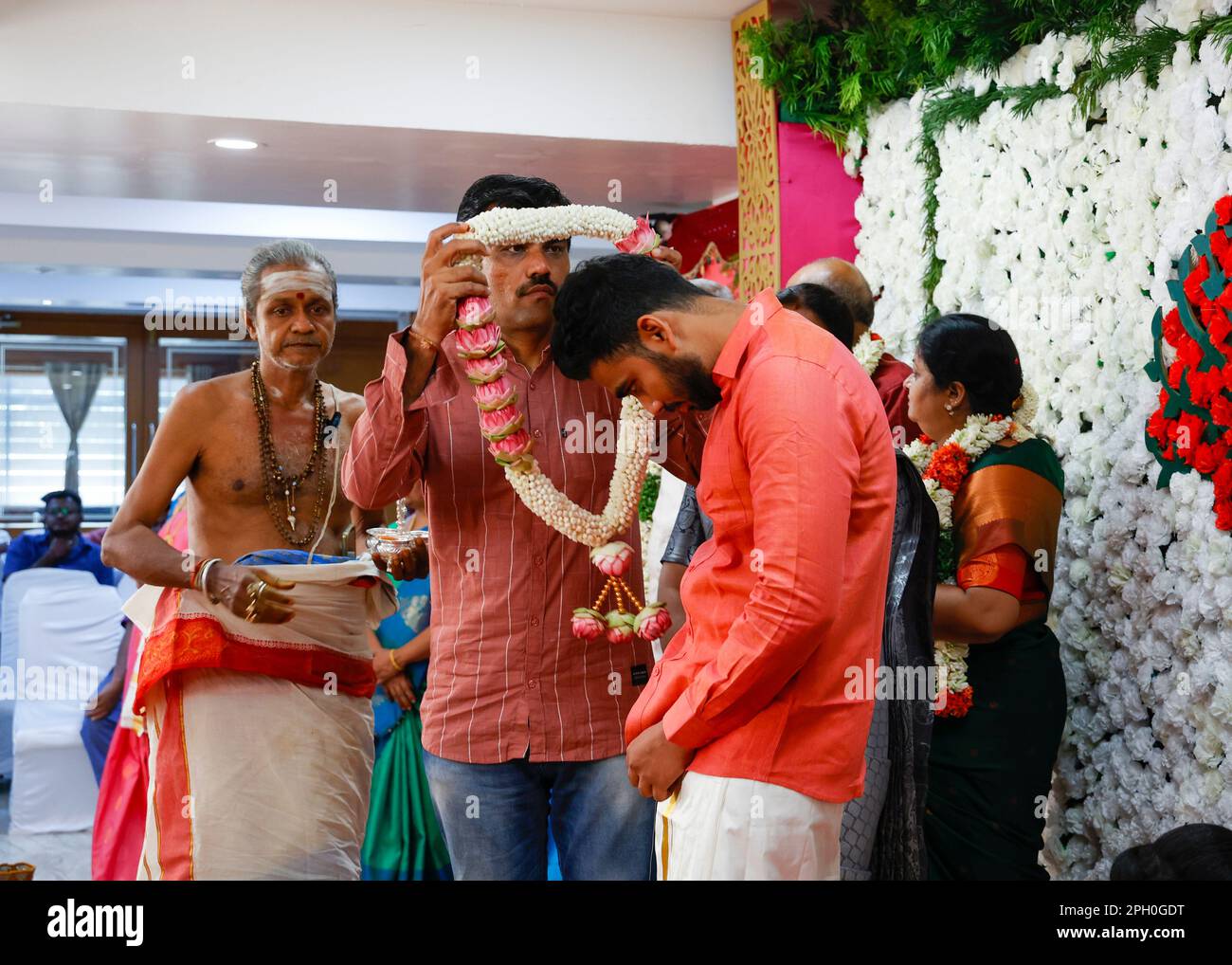 Vater begrüßt das Paar mit einer Blumengirlande auf der Verlobungsparty im Hotel Shaans, Trichy, Tamil Nadu, Indien Stockfoto