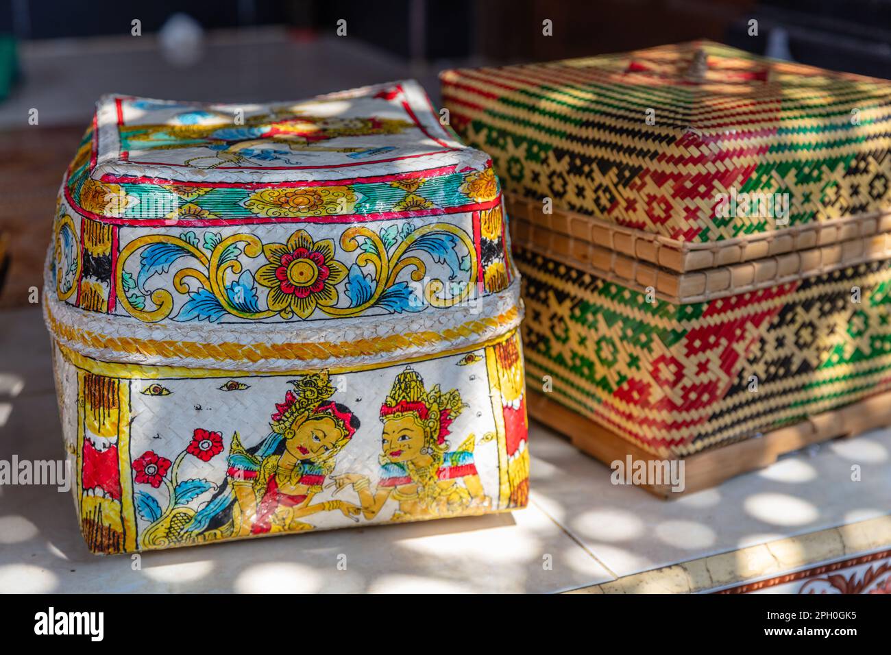 Traditionell strohgedeckte balinesische handgemachte Körbe mit Keben. Bali, Indonesien. Stockfoto