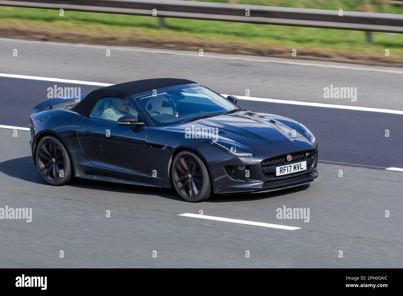 2017 Grau JAGUAR F-Type V8 AWD 5000cc 8-Gang-Automatikgetriebe Cabrio; Fahrt auf der Autobahn M6 UK Stockfoto