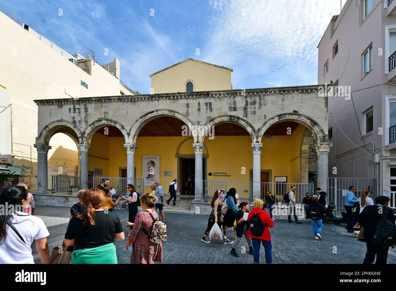 Iraklio, Griechenland - 14. Oktober 2022: Die Hauptstadt der Insel Kreta, unbekannte Menschen und kommunale Kunsthalle im venezianischen Stil - eine ehemalige Kirche Stockfoto