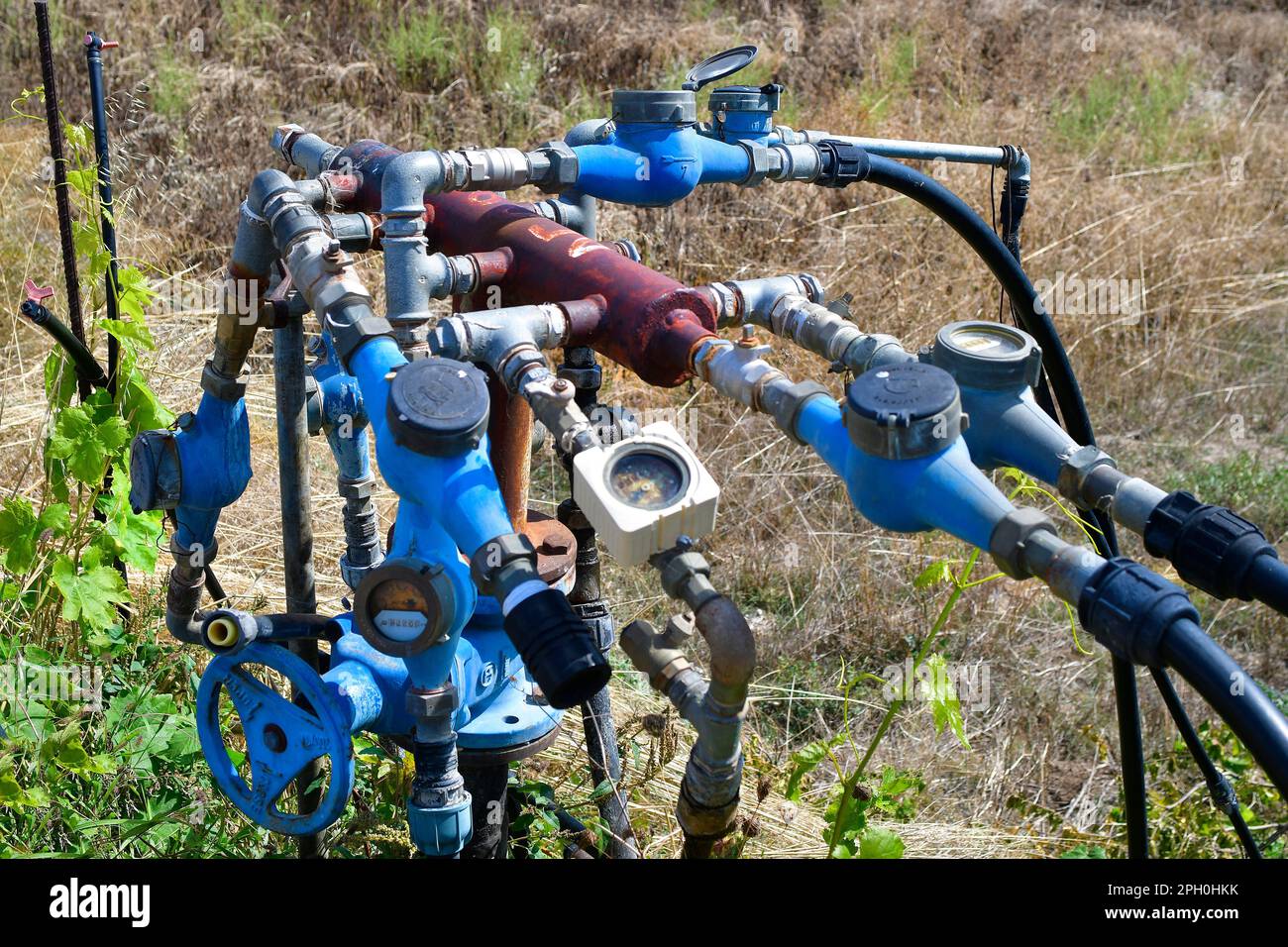 Griechenland, Verteilerstation mit Durchflussmessern für gebrauchtes Wasser für die Landwirtschaft Stockfoto