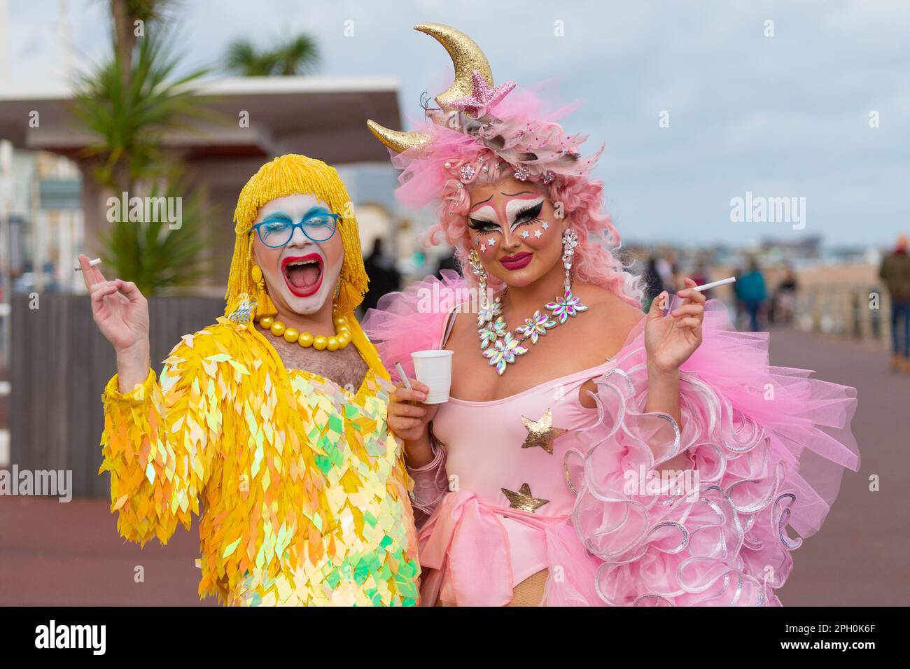 Trans in farbenfrohen Outfits, Hastings, East Sussex, Großbritannien Stockfoto