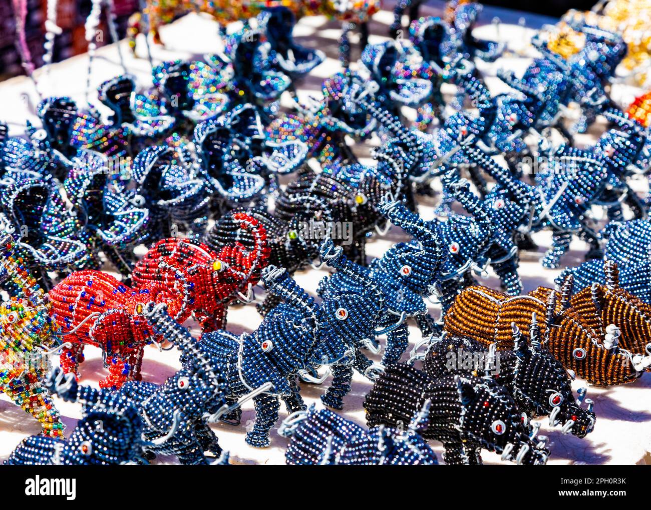 Afrikanische Kuriositäten von Tieren aus Perlen und Draht auf dem Flohmarkt Stockfoto